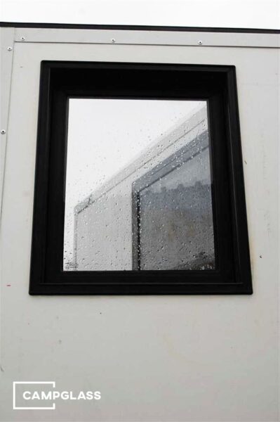 Вертикальное глухое окно в стене глубиной 100 мм